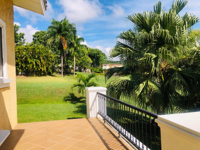 Luxurious Living in Tucán Country Club